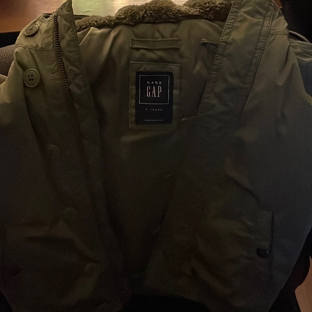 Baby Gap boys size 5 heavy rain winter coat. Like new with no stains, rips.